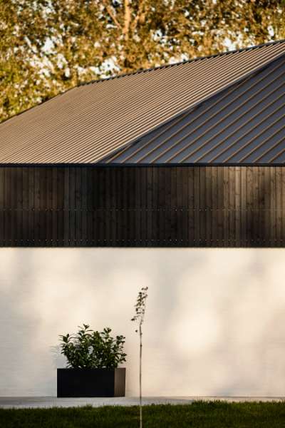 Stilren liebhaverbolig ved Hillerød styrkes med stålprofiler på taget, Hanebjergvej 3, 3400 Hillerød